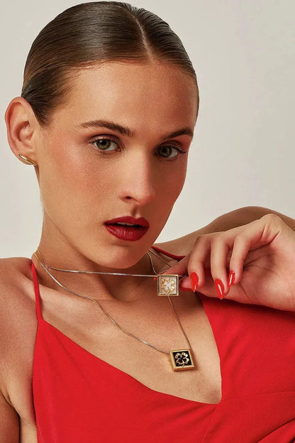 Com um design geométrico e equilibrado, o colar é produzido com Banho de Ouro 18K e possui um pingente com Ágata Branca para a sorte da paz e da clareza, que ilumina caminhos e decisões. A tonalidade clara e suave da pedra natural cria um contraste delicado com o brilho do banho de ouro, conferindo leveza e sofisticação.