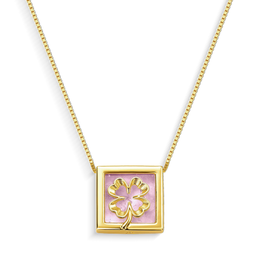 Com um design geométrico e equilibrado, o colar é produzido com Banho de Ouro 18K e possui um pingente com Ametista para a sorte espiritual, do equilíbrio e da conexão com o que realmente importa. A tonalidade violeta vibrante da pedra natural é realçada pelo brilho do banho de ouro, conferindo um charme clássico e distinto.