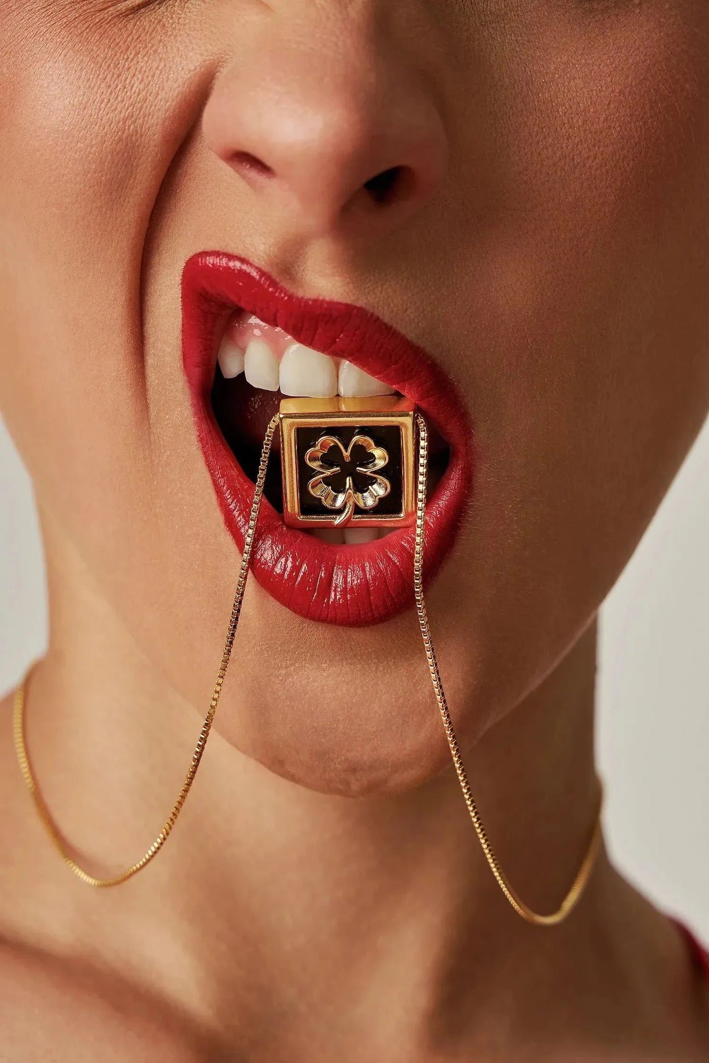 Com um design geométrico e equilibrado, o colar é produzido com Banho de Ouro 18K e possui um pingente com Obsidiana Negra para a sorte da proteção e da força interior, que nos guia mesmo nos dias incertos. O contraste entre o ouro e o preto profundo da pedra natural confere à peça um visual elegante e moderno.