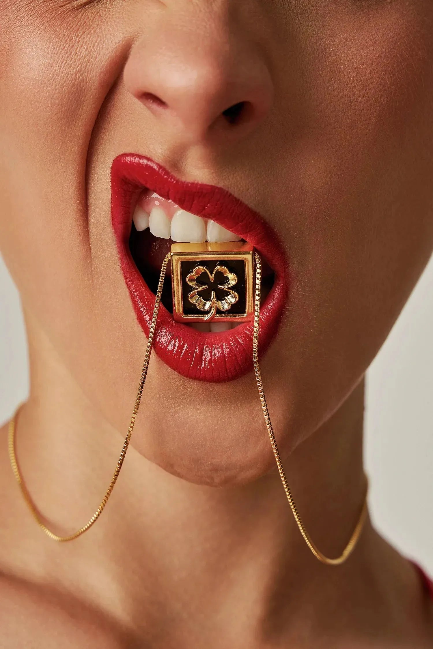 Com um design geométrico e equilibrado, o colar é produzido com Banho de Ouro 18K e possui um pingente com Obsidiana Negra para a sorte da proteção e da força interior, que nos guia mesmo nos dias incertos. O contraste entre o ouro e o preto profundo da pedra natural confere à peça um visual elegante e moderno.