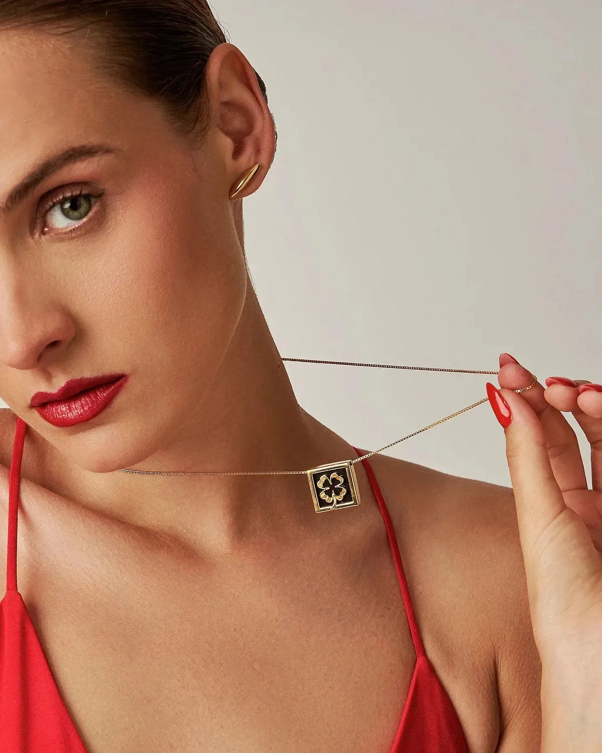 Com um design geométrico e equilibrado, o colar é produzido com Banho de Ouro 18K e possui um pingente com Obsidiana Negra para a sorte da proteção e da força interior, que nos guia mesmo nos dias incertos. O contraste entre o ouro e o preto profundo da pedra natural confere à peça um visual elegante e moderno.