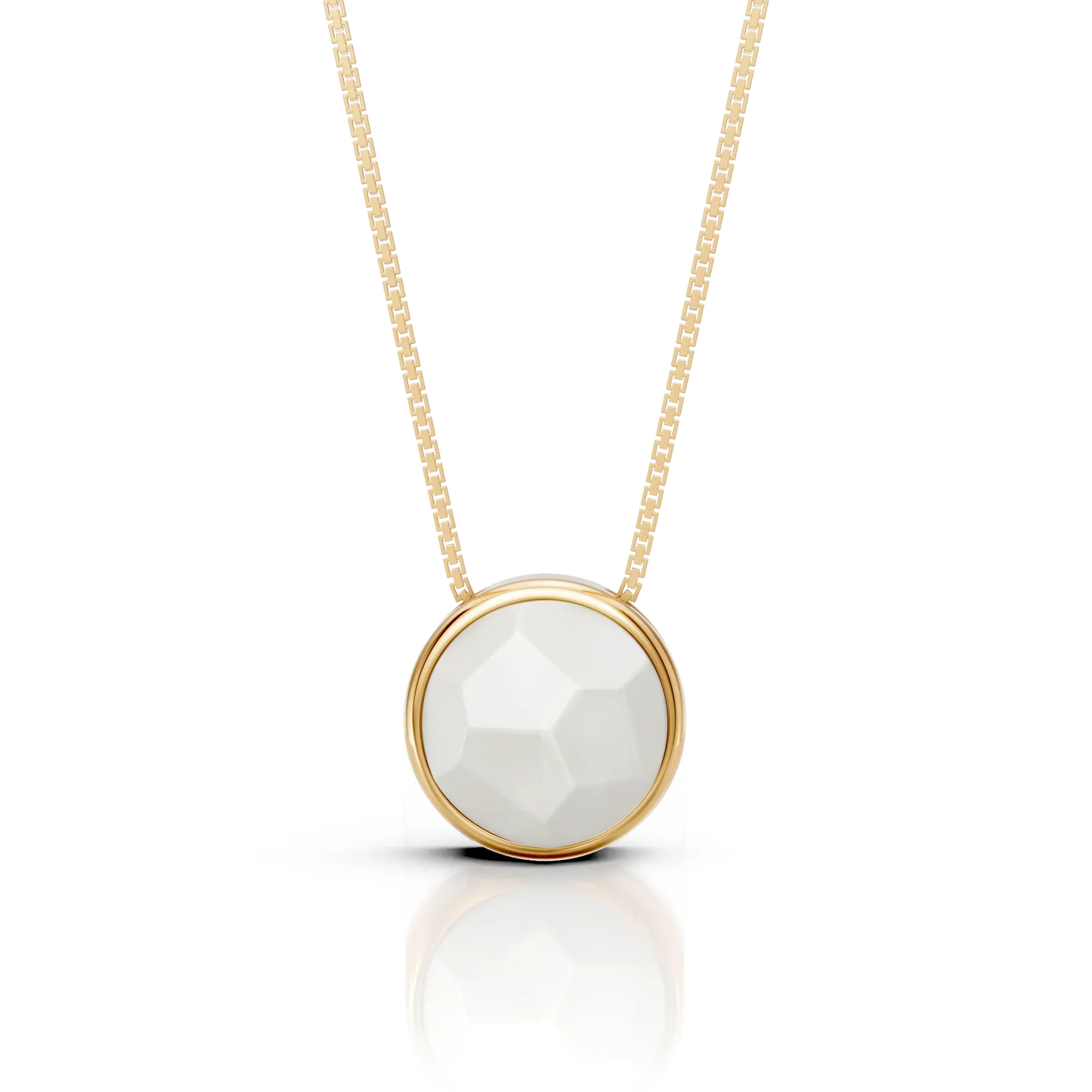 O Colar Classic com Ágata Branca em Banho de Ouro 18K é uma semijoia sofisticada. O tom branco puro e clean da Ágata, em lapidação multifacetada, é realçado pelo brilho luxuoso do ouro, criando uma peça de destaque com um toque de luz e um acabamento premium.