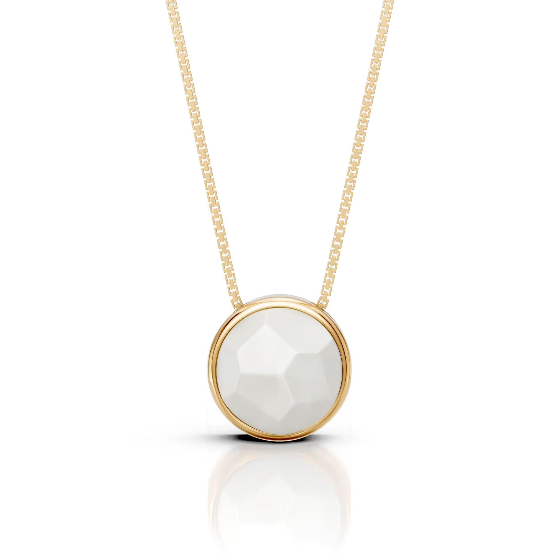 O Colar Classic com Ágata Branca em Banho de Ouro 18K é uma semijoia sofisticada. O tom branco puro e clean da Ágata, em lapidação multifacetada, é realçado pelo brilho luxuoso do ouro, criando uma peça de destaque com um toque de luz e um acabamento premium.