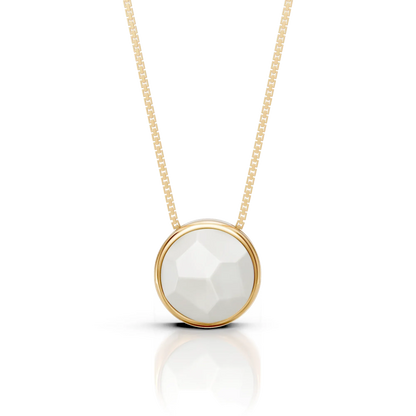 O Colar Classic com Ágata Branca em Banho de Ouro 18K é uma semijoia sofisticada. O tom branco puro e clean da Ágata, em lapidação multifacetada, é realçado pelo brilho luxuoso do ouro, criando uma peça de destaque com um toque de luz e um acabamento premium.