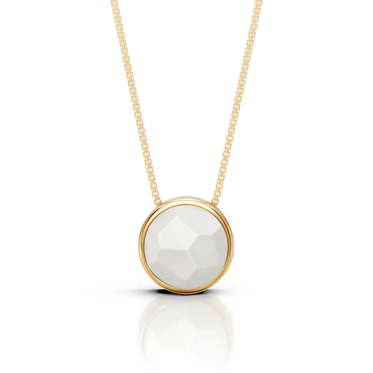 O Colar Classic com Ágata Branca em Banho de Ouro 18K é uma semijoia sofisticada. O tom branco puro e clean da Ágata, em lapidação multifacetada, é realçado pelo brilho luxuoso do ouro, criando uma peça de destaque com um toque de luz e um acabamento premium.