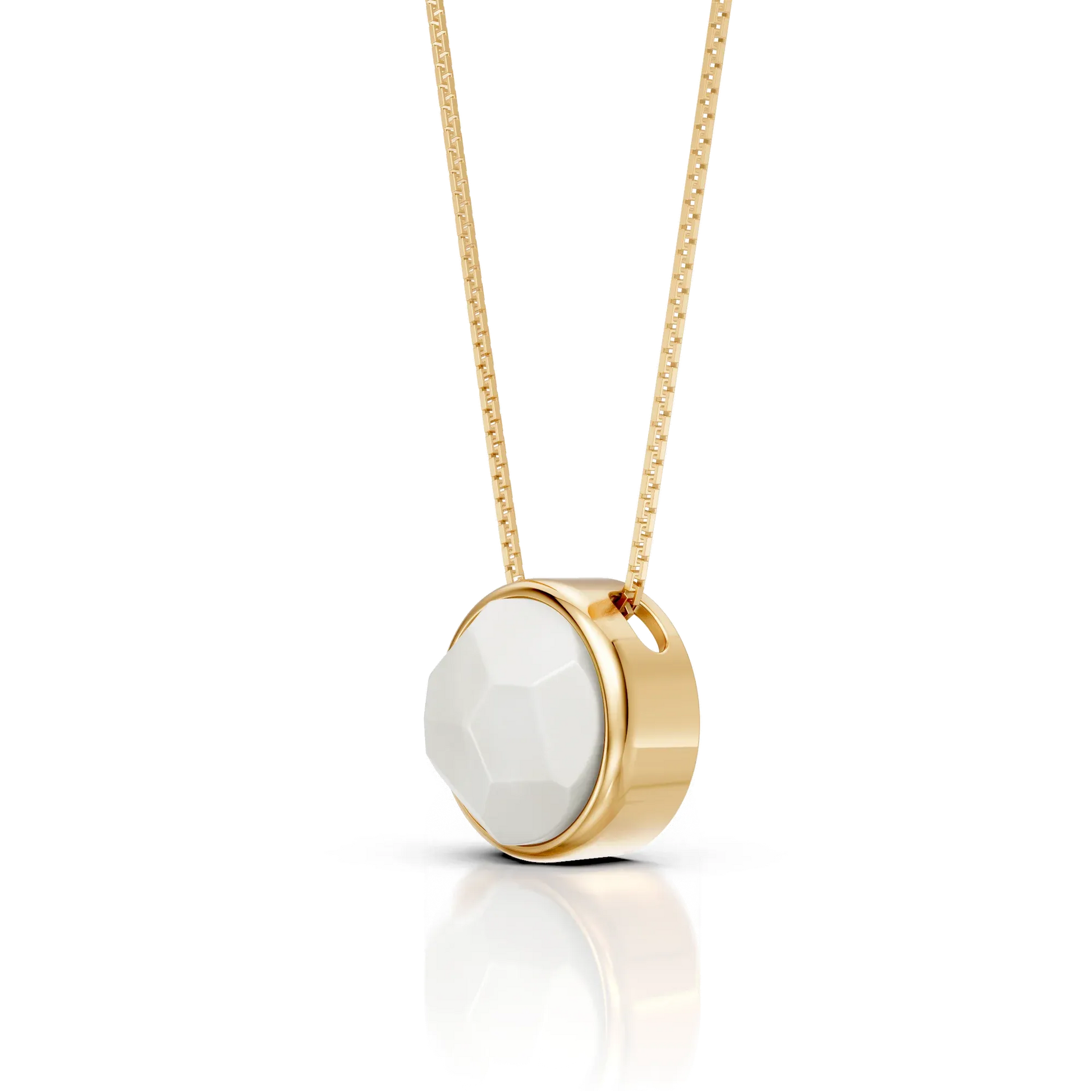 O Colar Classic com Ágata Branca em Banho de Ouro 18K é uma semijoia sofisticada. O tom branco puro e clean da Ágata, em lapidação multifacetada, é realçado pelo brilho luxuoso do ouro, criando uma peça de destaque com um toque de luz e um acabamento premium.