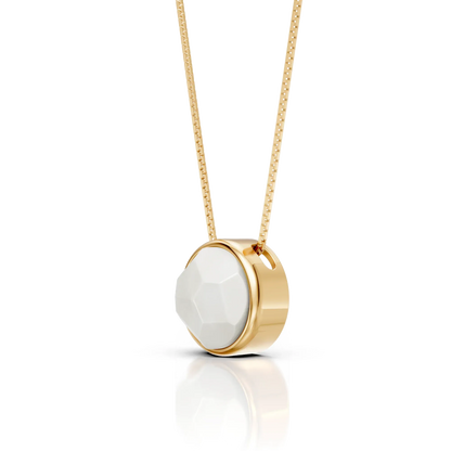 O Colar Classic com Ágata Branca em Banho de Ouro 18K é uma semijoia sofisticada. O tom branco puro e clean da Ágata, em lapidação multifacetada, é realçado pelo brilho luxuoso do ouro, criando uma peça de destaque com um toque de luz e um acabamento premium.
