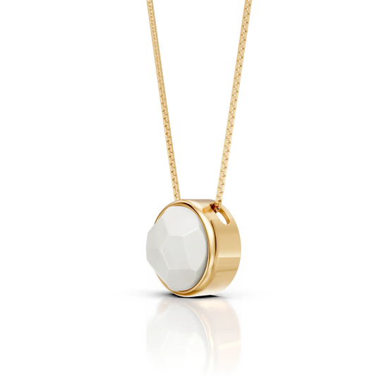 O Colar Classic com Ágata Branca em Banho de Ouro 18K é uma semijoia sofisticada. O tom branco puro e clean da Ágata, em lapidação multifacetada, é realçado pelo brilho luxuoso do ouro, criando uma peça de destaque com um toque de luz e um acabamento premium.