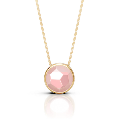 O Colar Classic com Quartzo Rosa em Banho de Ouro 18K é uma semijoia sofisticada. O tom delicado e suave do Quartzo Rosa, em lapidação multifacetada, é realçado pelo brilho luxuoso do ouro, criando uma peça de destaque com feminilidade e um acabamento premium.