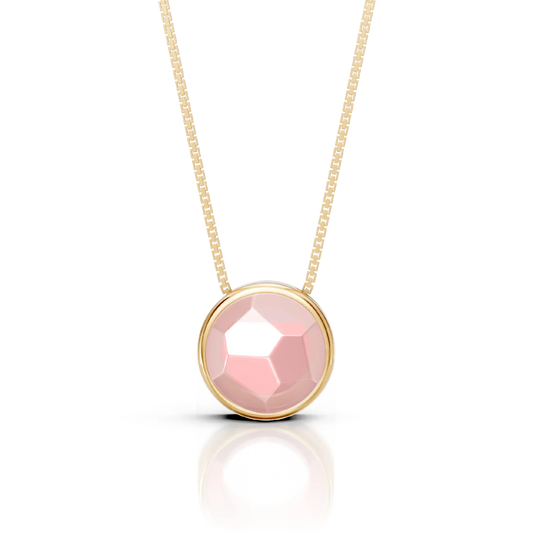 O Colar Classic com Quartzo Rosa em Banho de Ouro 18K é uma semijoia sofisticada. O tom delicado e suave do Quartzo Rosa, em lapidação multifacetada, é realçado pelo brilho luxuoso do ouro, criando uma peça de destaque com feminilidade e um acabamento premium.