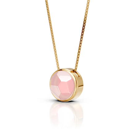 O Colar Classic com Quartzo Rosa em Banho de Ouro 18K é uma semijoia sofisticada. O tom delicado e suave do Quartzo Rosa, em lapidação multifacetada, é realçado pelo brilho luxuoso do ouro, criando uma peça de destaque com feminilidade e um acabamento premium.