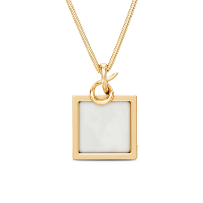O Colar Esboço com Ágata Branca em Banho de Ouro 18K é essencial e minimalista, trazendo a pedra quadrada como protagonista, acompanhada por uma corrente rabo de rato. A Ágata Branca simboliza serenidade e paz. Graças à sua corrente rabo de rato e ao design clean, esta peça é essencial no closet, facilitando a criação de layers com outros colares e adicionando sofisticação instantânea.