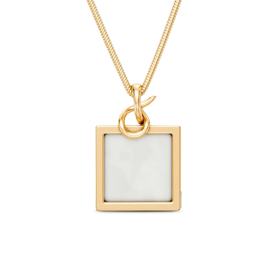 O Colar Esboço com Ágata Branca em Banho de Ouro 18K é essencial e minimalista, trazendo a pedra quadrada como protagonista, acompanhada por uma corrente rabo de rato. A Ágata Branca simboliza serenidade e paz. Graças à sua corrente rabo de rato e ao design clean, esta peça é essencial no closet, facilitando a criação de layers com outros colares e adicionando sofisticação instantânea.