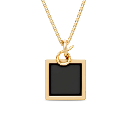 O Colar Esboço com Obsidiana Negra em Banho de Ouro 18K é essencial e minimalista, trazendo a pedra quadrada como protagonista, acompanhada por uma corrente rabo de rato. A Obsidiana Negra simboliza força e proteção. Com sua estética minimalista e o impacto visual da pedra, o colar é uma peça-chave no seu acervo, ideal para ser usado sozinho ou criando camadas elegantes e discretas.