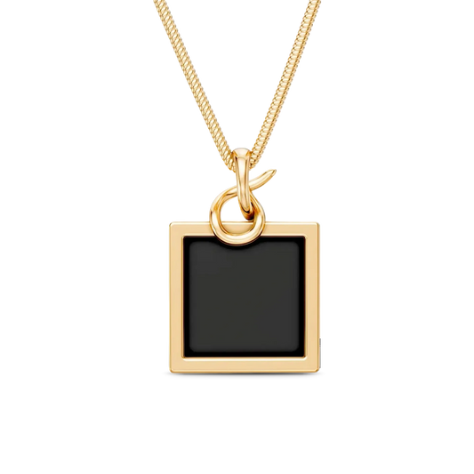 O Colar Esboço com Obsidiana Negra em Banho de Ouro 18K é essencial e minimalista, trazendo a pedra quadrada como protagonista, acompanhada por uma corrente rabo de rato. A Obsidiana Negra simboliza força e proteção. Com sua estética minimalista e o impacto visual da pedra, o colar é uma peça-chave no seu acervo, ideal para ser usado sozinho ou criando camadas elegantes e discretas.
