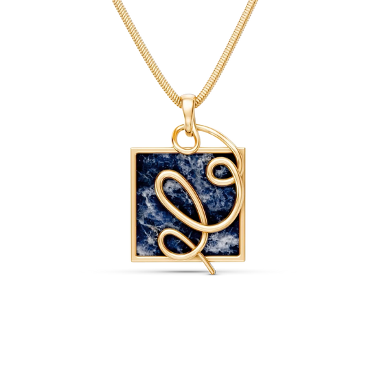 O Colar Forma com Sodalita em Banho de Ouro 18K traduz o ponto em que o traço ganha direção. A pedra quadrada de Sodalita, que simboliza intuição e clareza mental, recebe a aplicação de linhas em metal que se cruzam, criando uma linguagem super contemporânea. Com sua corrente robusta, é uma peça moderna e sofisticada, ideal para quem busca autoconhecimento e comunicação.