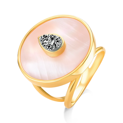 Use o Anel Transformação com Drusa Titânio e Madrepérola em Banho de Ouro 18K para renovar sua energia e fortalecer sua intuição.