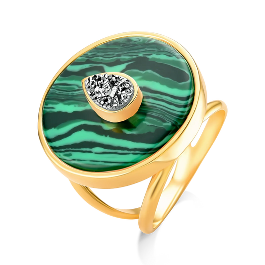 Use o Anel Transformação com Drusa Titânio e Malaquita em Banho de Ouro 18K para atrair autenticidade e coragem  e fortalecimento da intuição.
