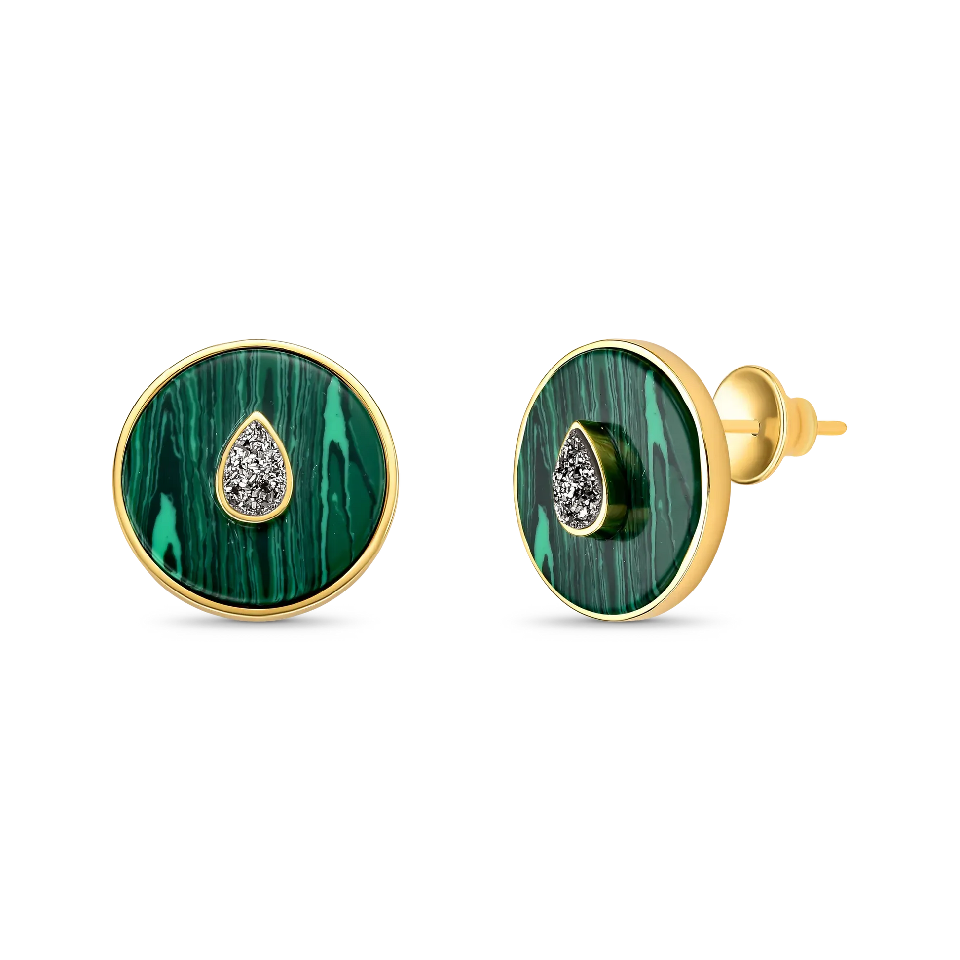 Use o Brinco Transformação com Drusa Titânio e Malaquita em Banho de Ouro 18K para atrair autenticidade, coragem, e fortalecimento da intuição.