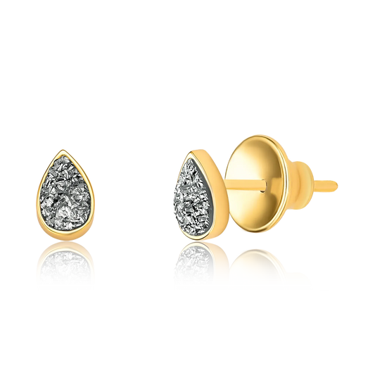 Use o Brinco Gota (Mini) com Drusa Titânio em Banho de Ouro 18K para despertar sua autenticidade, coragem e autoconfiança.