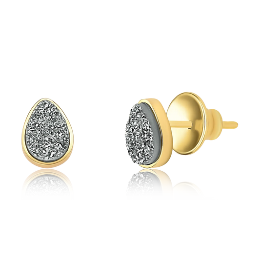 Use o Brinco Gota (Classic) com Drusa Titânio em Banho de Ouro 18K para despertar sua autenticidade, coragem e autoconfiança.