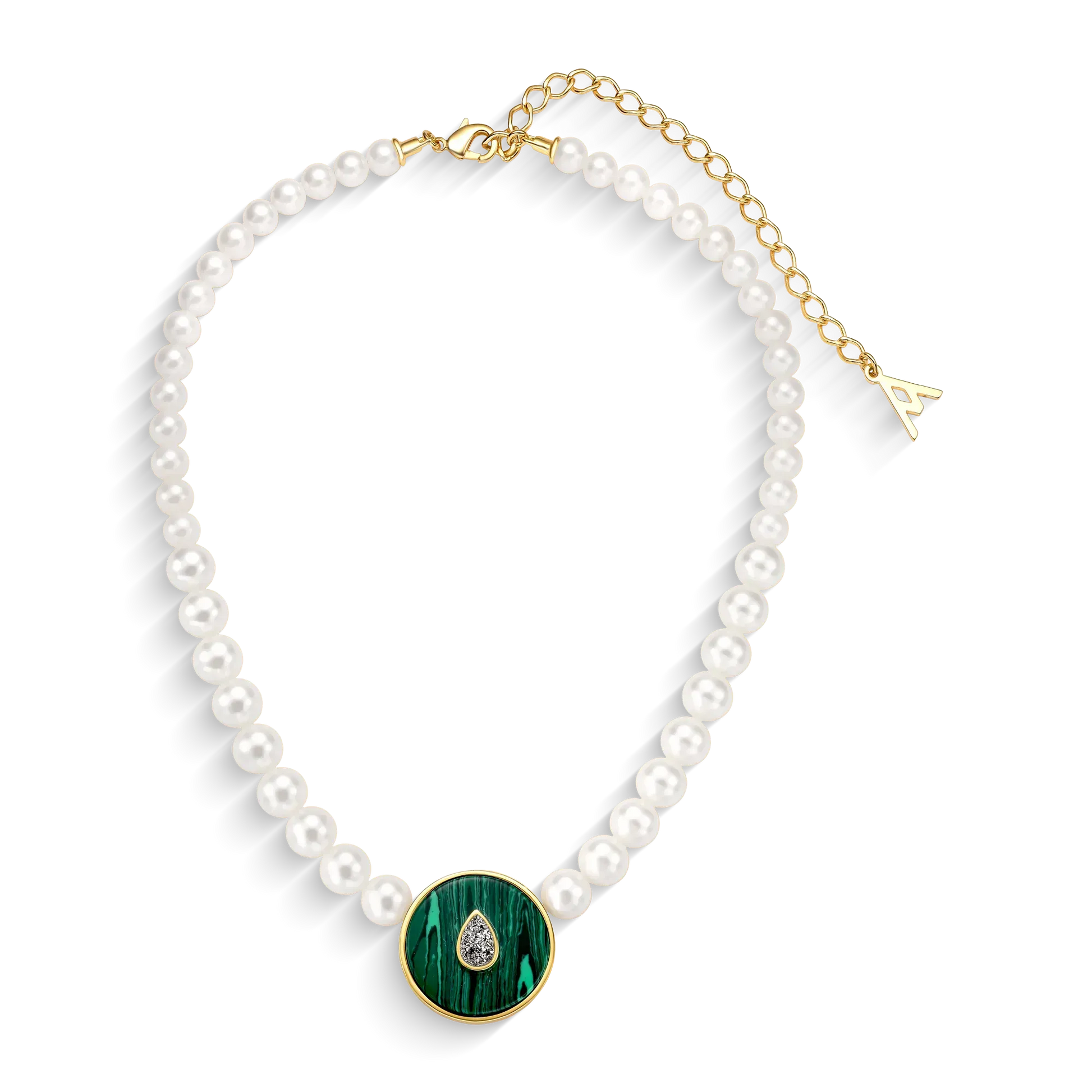 Use o Colar Transformação com Drusa Titânio, Malaquita e Pérola em Banho de Ouro 18K para atrair autenticidade, coragem, fortalecimento da intuição e equilíbrio emocional.