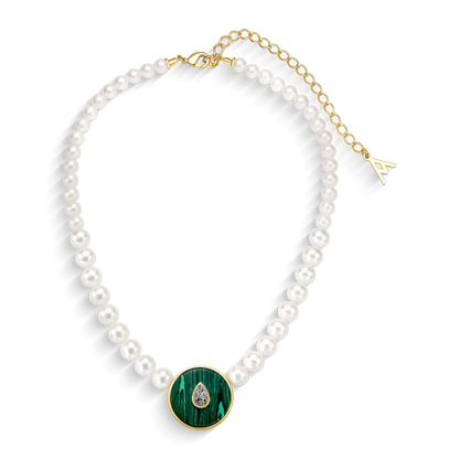 Use o Colar Transformação com Drusa Titânio, Malaquita e Pérola em Banho de Ouro 18K para atrair autenticidade, coragem, fortalecimento da intuição e equilíbrio emocional.