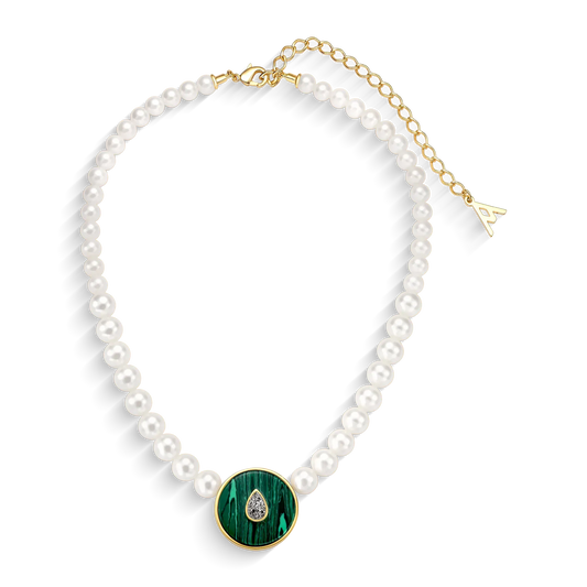 Use o Colar Transformação com Drusa Titânio, Malaquita e Pérola em Banho de Ouro 18K para atrair autenticidade, coragem, fortalecimento da intuição e equilíbrio emocional.