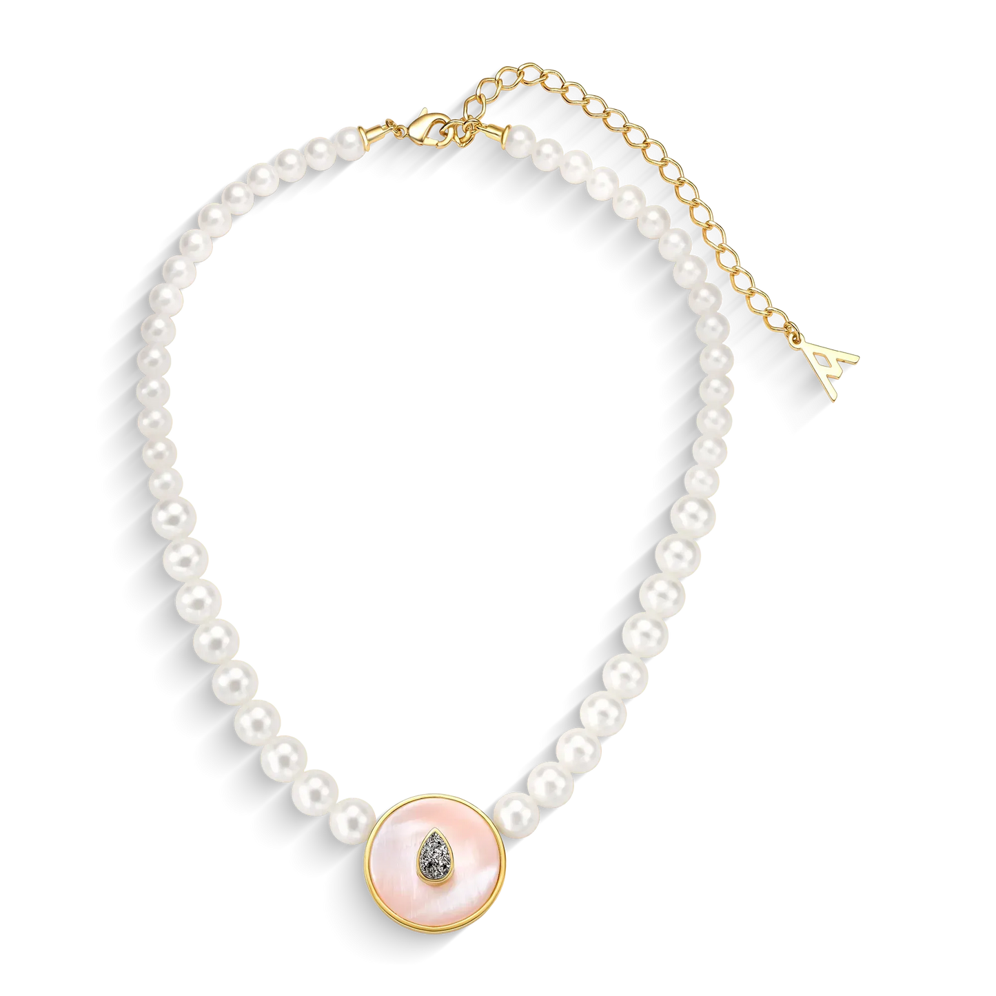 Use o Colar Transformação com Drusa Titânio, Madrepérola e Pérola em Banho de Ouro 18K para renovar sua energia e fortalecer sua intuição e equilíbrio emocional.