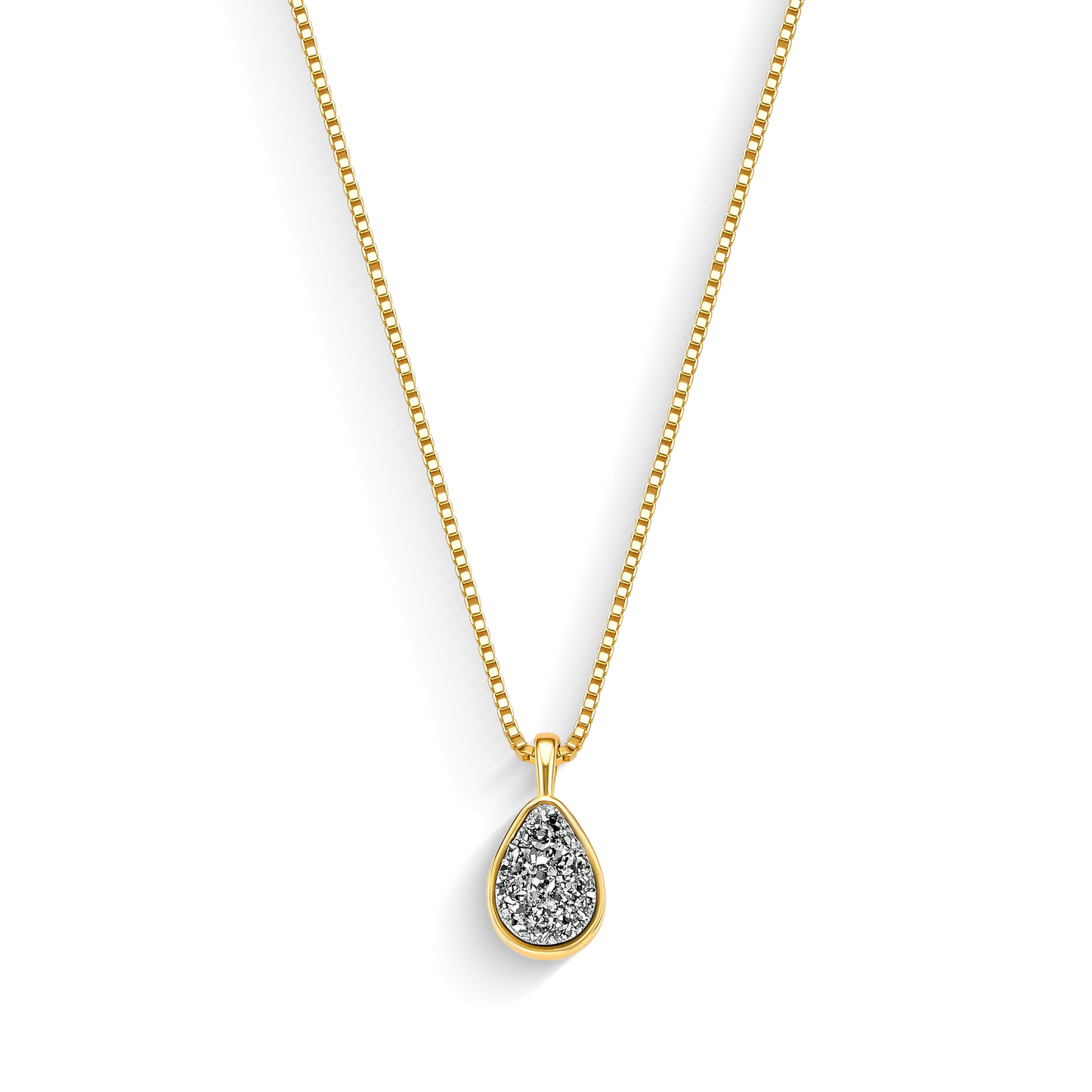Use o Colar Gota com Drusa Titânio em Banho de Ouro 18K para despertar sua autenticidade, coragem e autoconfiança.