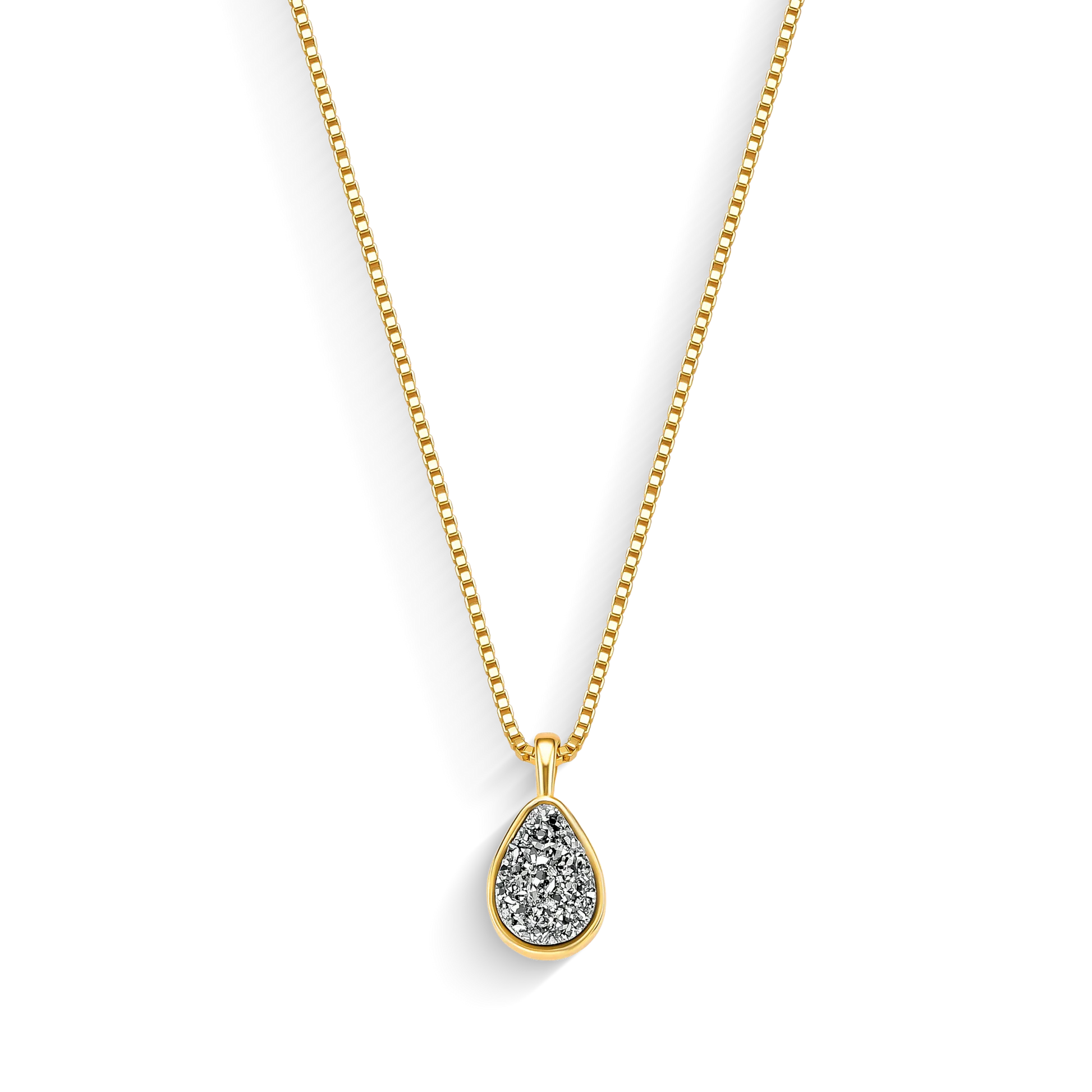 Use o Colar Gota com Drusa Titânio em Banho de Ouro 18K para despertar sua autenticidade, coragem e autoconfiança.