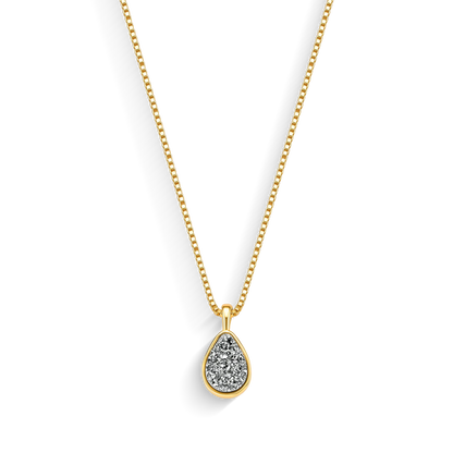 Use o Colar Gota com Drusa Titânio em Banho de Ouro 18K para despertar sua autenticidade, coragem e autoconfiança.