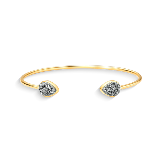 Use o Bracelete Gota com Drusa Titânio em Banho de Ouro 18K para despertar sua autenticidade, coragem e autoconfiança.