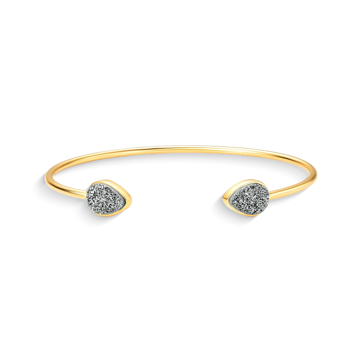 Use o Bracelete Gota com Drusa Titânio em Banho de Ouro 18K para despertar sua autenticidade, coragem e autoconfiança.