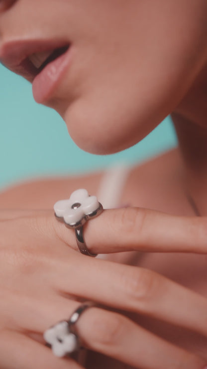 Este anel de design marcante é em Banho de Ródio Negro e apresenta Porcelana Branca, uma peça atemporal que oferece um contraste elegante e sofisticado.