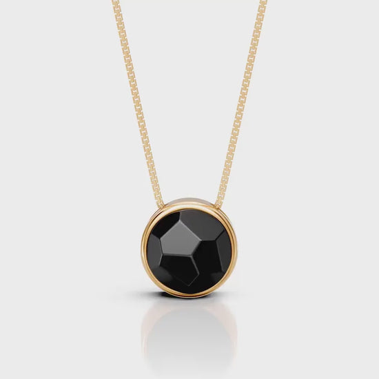 O Colar Classic com Obsidiana Negra em Banho de Ouro 18K é uma semijoia sofisticada. O tom preto profundo e polido da Obsidiana, em lapidação multifacetada, é realçado pelo brilho luxuoso do ouro, criando uma peça de destaque com contraste moderno e um acabamento premium.