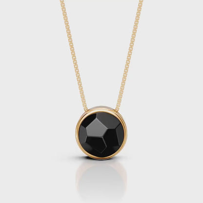 O Colar Classic com Obsidiana Negra em Banho de Ouro 18K é uma semijoia sofisticada. O tom preto profundo e polido da Obsidiana, em lapidação multifacetada, é realçado pelo brilho luxuoso do ouro, criando uma peça de destaque com contraste moderno e um acabamento premium.