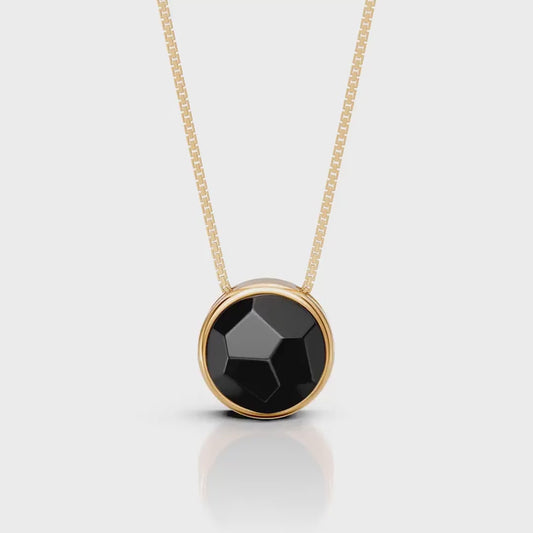 O Colar Classic com Obsidiana Negra em Banho de Ouro 18K é uma semijoia sofisticada. O tom preto profundo e polido da Obsidiana, em lapidação multifacetada, é realçado pelo brilho luxuoso do ouro, criando uma peça de destaque com contraste moderno e um acabamento premium.