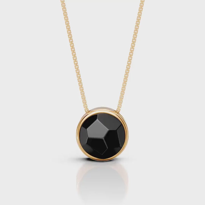 O Colar Classic com Obsidiana Negra em Banho de Ouro 18K é uma semijoia sofisticada. O tom preto profundo e polido da Obsidiana, em lapidação multifacetada, é realçado pelo brilho luxuoso do ouro, criando uma peça de destaque com contraste moderno e um acabamento premium.