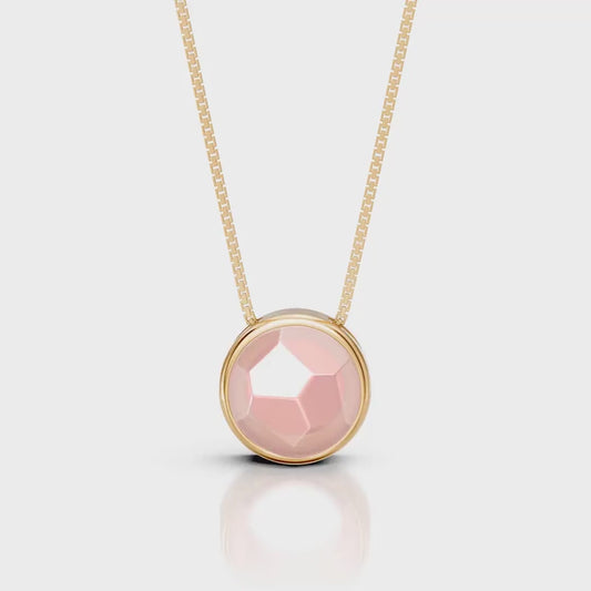 O Colar Classic com Quartzo Rosa em Banho de Ouro 18K é uma semijoia sofisticada. O tom delicado e suave do Quartzo Rosa, em lapidação multifacetada, é realçado pelo brilho luxuoso do ouro, criando uma peça de destaque com feminilidade e um acabamento premium.