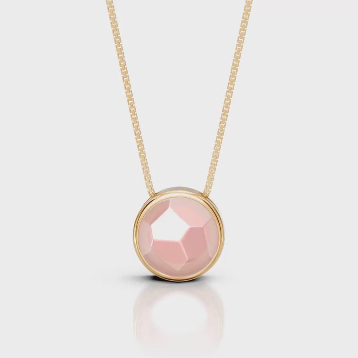 O Colar Classic com Quartzo Rosa em Banho de Ouro 18K é uma semijoia sofisticada. O tom delicado e suave do Quartzo Rosa, em lapidação multifacetada, é realçado pelo brilho luxuoso do ouro, criando uma peça de destaque com feminilidade e um acabamento premium.